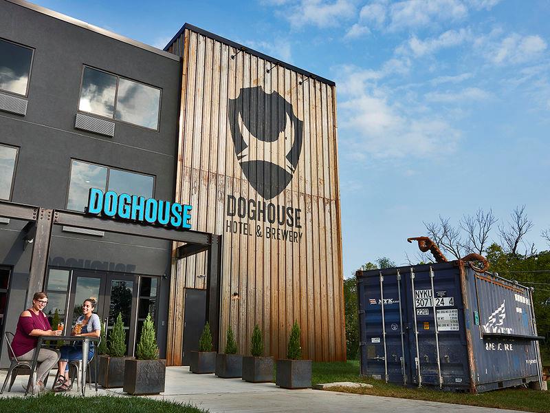 Doghouse: l'edificio La facciata principale dell'hotel Doghouse