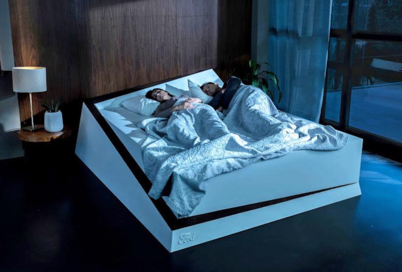 Ford brevetta un letto matrimoniale fatto apposta per chi "invade" gli spazi del partner mentre dorme! Ecco il nuovo letto brevettato da Ford, con sensori di pressione e nastro automatico.