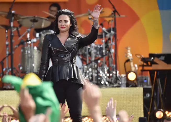 Demi Lovato è tornata sui social Demi Lovato sul palco durante un concerto