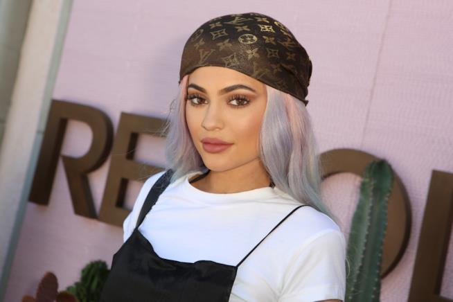 Kylie Jenner condivide su Instagram una foto vestita di sola vernice blu Primo piano di Kylie Jenner