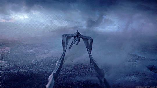 Viserion Viserion vola in alto nel cielo