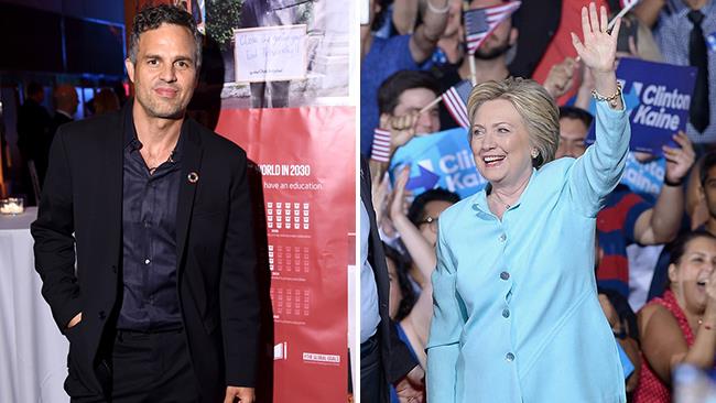 Hillary Clinton è entusiasta della promessa di Mark Ruffalo di spogliarsi se sarà eletta Presidente USA Mark Ruffalo a un evento ufficiale e Hillary Clinton durante la campagna elettorale