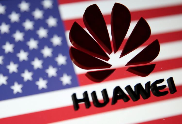 Huawei risponde all'esecutivo del governo USA: mancano le prove a sostegno delle accuse Il logo di Huawei in primo piano; sullo sfondo la bandiera degli USA