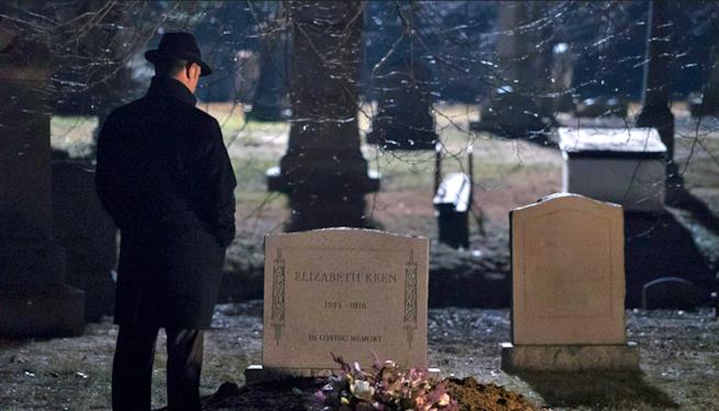 È probabile un ritorno di Megan Boone in The Blacklist? Red Reddingotn di fronte alla tomba di Elizabeth Keen