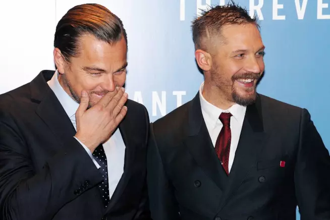 'Leo knows it all': il tatuaggio di Tom Hardy per la sfida persa con DiCaprio Leonardo DiCaprio e Tom Hardy insieme