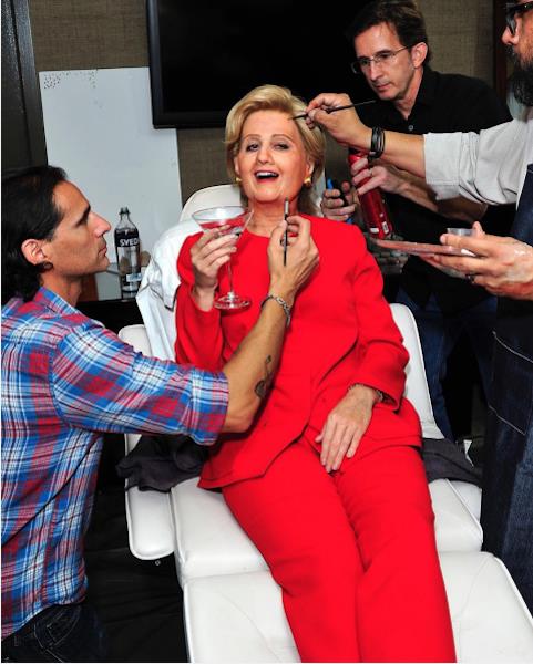 Halloween 2016, le celebrities si sbizzarriscono con travestimenti da urlo Katy Perry vestita da Hillary Clinton per Halloween 2016