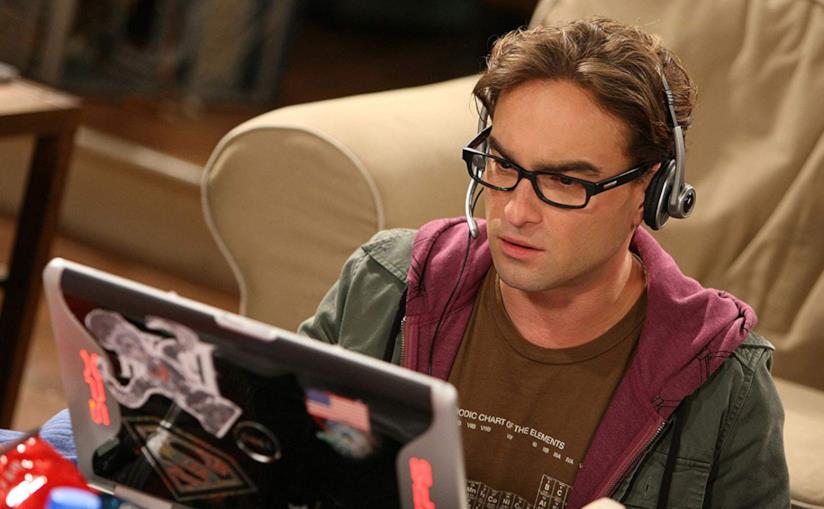 Una serie sugli eSport nel futuro da produttore di Johnny Galecki, star di The Bing Bang Theory Primo piano di Leonard Hofstadter in una scena di The Big Bang Theory