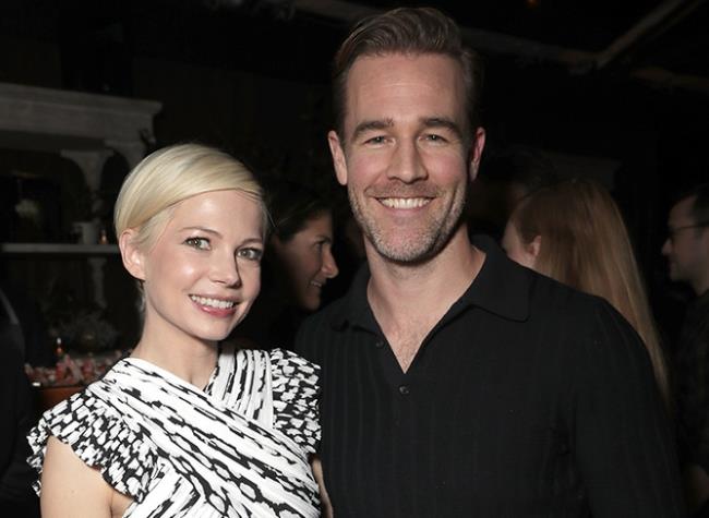 A tredici anni di distanza dalla fine di Dawson’s Creek, Michelle Williams e James Van Der Beek si ritrovano James Van Der Beek e Michelle Williams al party di Matt Damon