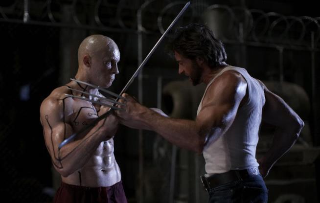 Ryan Reynolds vorrebbe Hugh Jackman nel film sulla X-Force Ryan Reynolds e Hugh Jackman in una scena di X-Men le origini - Wolverine