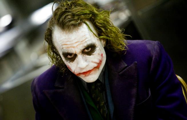 Christopher Nolan ricorda quanto fosse imprevedibile Heath Ledger sul set de Il Cavaliere Ocuro Primo piano di Heath Ledger col volto truccato da Joker