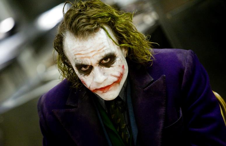 Christopher Nolan ricorda quanto fosse imprevedibile Heath Ledger sul set de Il Cavaliere Ocuro Primo piano di Heath Ledger col volto truccato da Joker