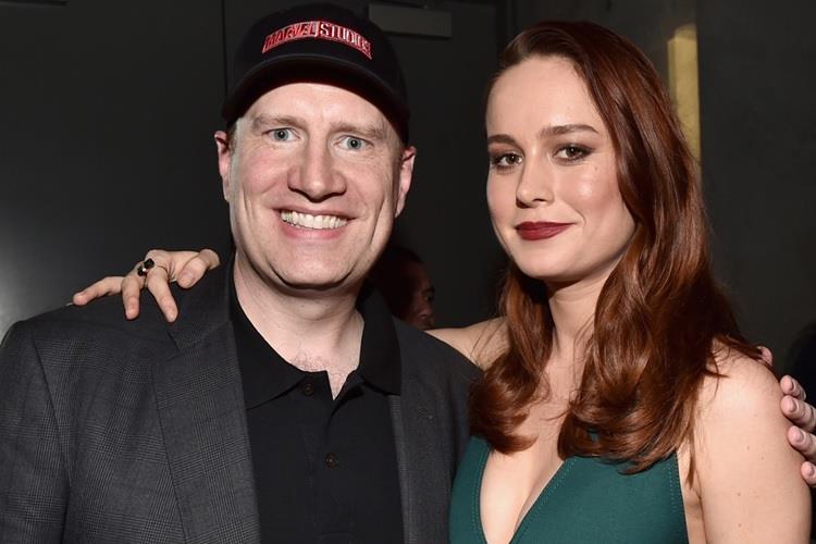 Kevin Feige e Brie Larson Kevin Feige sorridente con Brie Larson