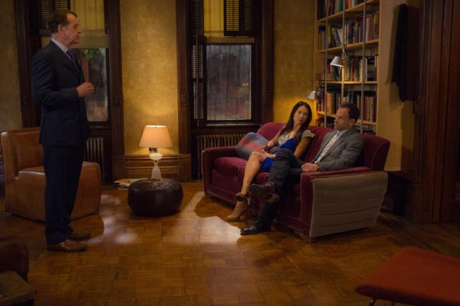 Uno dei personaggi principali di Elementary lascerà lo show Una scena di Elementary con Sherlock Holmes, Joan Watson e Moland Holmes
