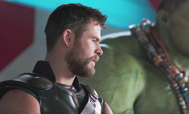 Thor: Ragnarok: perché il dio del tuono ha rinunciato alla sua lunga chioma bionda? Chris Hemsworth è Thor in una scena di Thor: Ragnarok con Mark Ruffalo (Hulk)