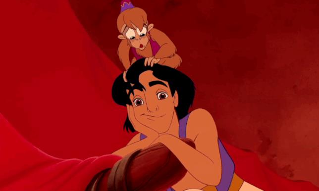 Abu e Aladdin Abu cerca di distrarre un Aladdin innamorato