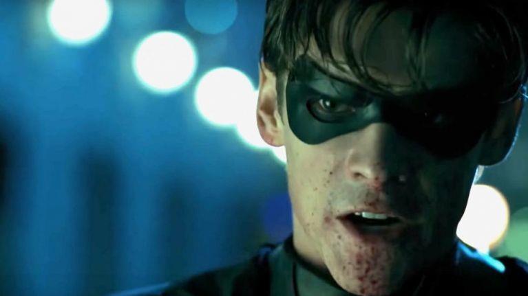 Robin non la manda a dire al suo oscuro mentore Primo piano di Brenton Thwaites nei panni di Robin