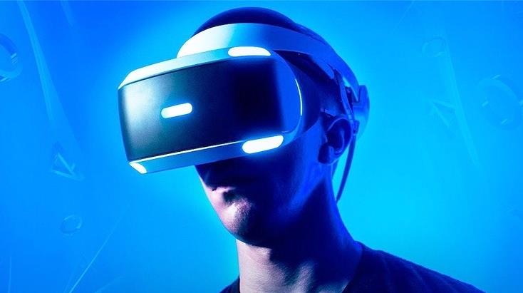 PlayStation VR è la maggior piattaforma per la VR, secondo Sony Un utente indossa PlayStation VR