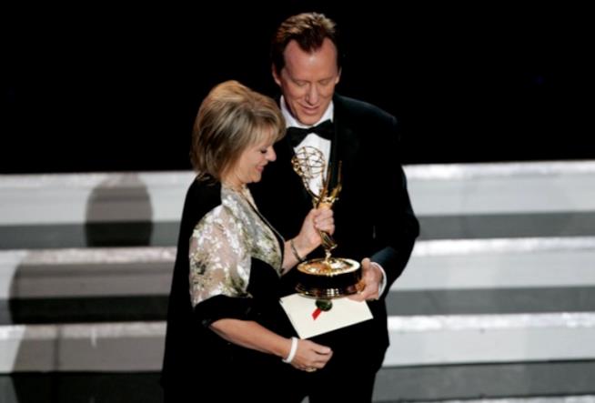 Hilary Beven Jones, produttrice di The Nine Hilary Bevan Jones riceve l'Emmy Award