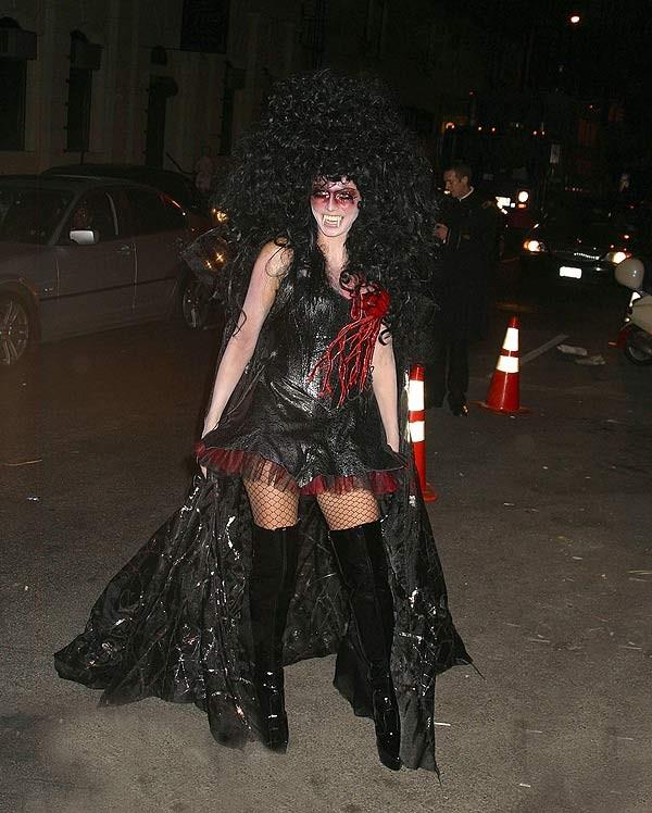 Heidi Klum e i suoi costumi di Halloween Heidi Klum nei panni di Cher vampiro nel 2005