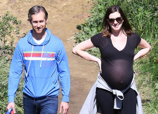 Anne Hathaway fa trekking incinta Anne Hathaway insieme al marito Adam Shulman