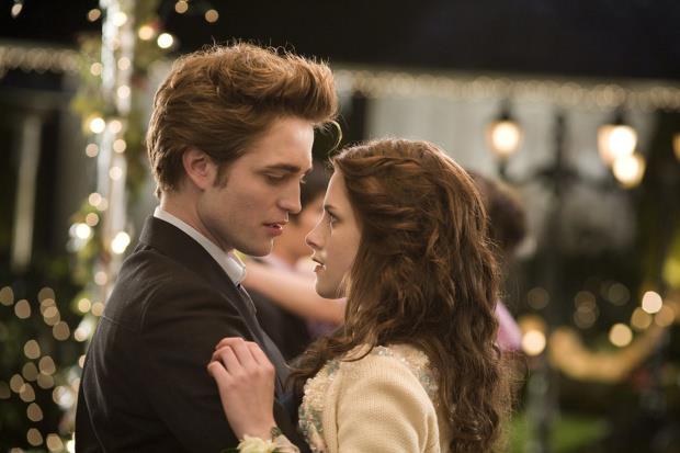 Revival di The Hunger Games e Twilight? Lionsgate vorrebbe degli spin-off Edward e Bella ballano abbracciati