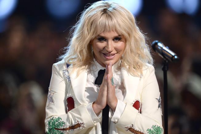 Kesha stupisce tutti con la sua performance live ai Billboard Music Awards Primo piano di Kesha