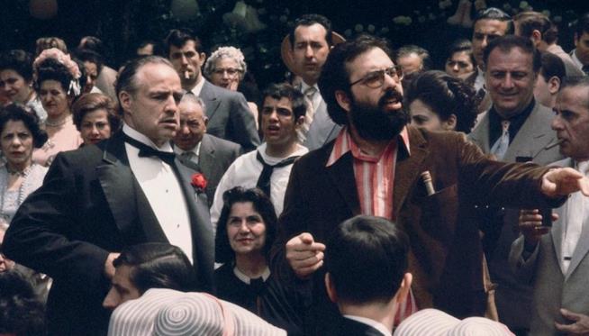 Francis Ford Coppola compie 80 anni: Da Apocalypse Now a Il padrino, i suoi film migliori Francis Ford Coppola sul set de Il padrino, impegnato a dare indicazioni a Marlon Brando
