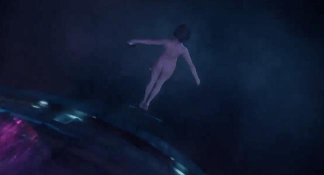 Ghost Il Maggiore si lancia da un tetto in Ghost in the Shell