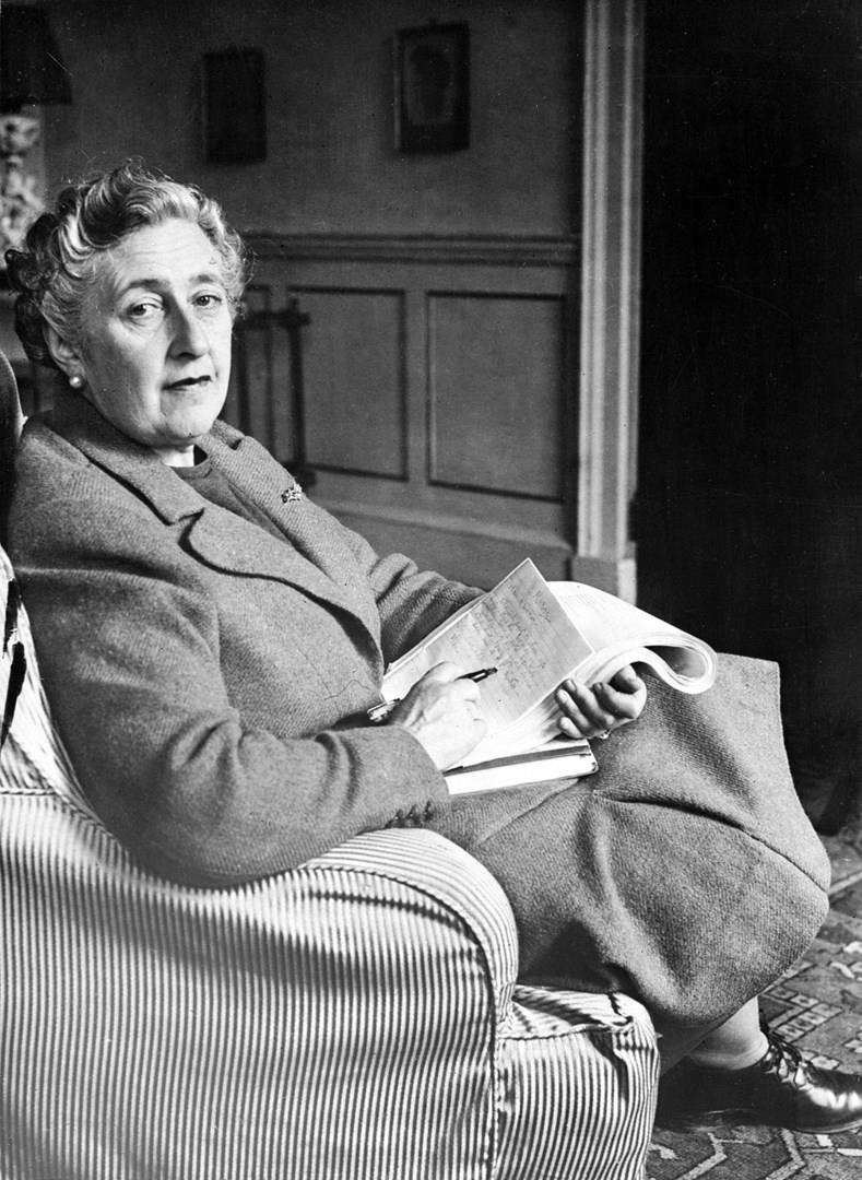 Agatha Christie Agatha Christie seduta in poltrona
