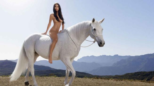La modella Emily Ratajkowski posa nuda per la rivista Harper's Bazaar.com Emily Ratajkowski posa nuda a cavallo