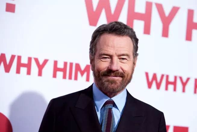 Bryan Cranston parla di Zordon nel reboot di Power Rangers Primo piano di un sorridente Bryan Cranston