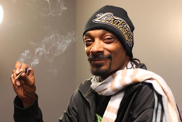 Snoop Dogg fuma marijuana su Twitch, ma non viene bannato Snoop Dogg si rilassa fumando marijuana