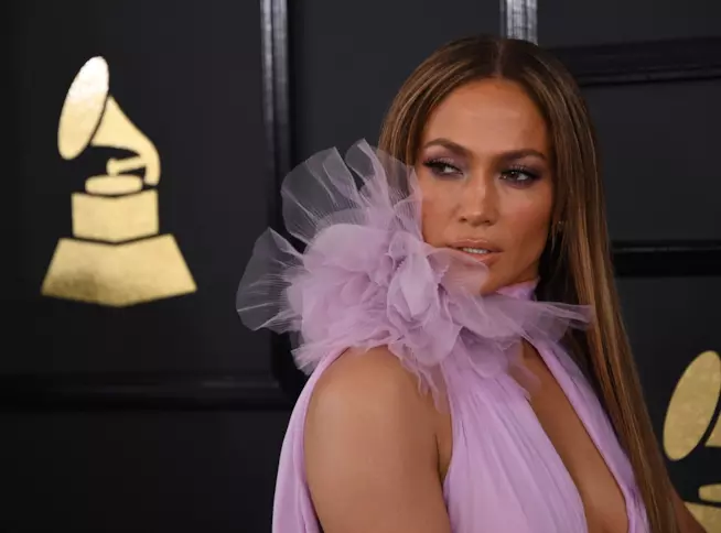 Jennifer Lopez si sbottona su Drake Primo piano di Jennifer Lopez ai Grammy Awards 2017