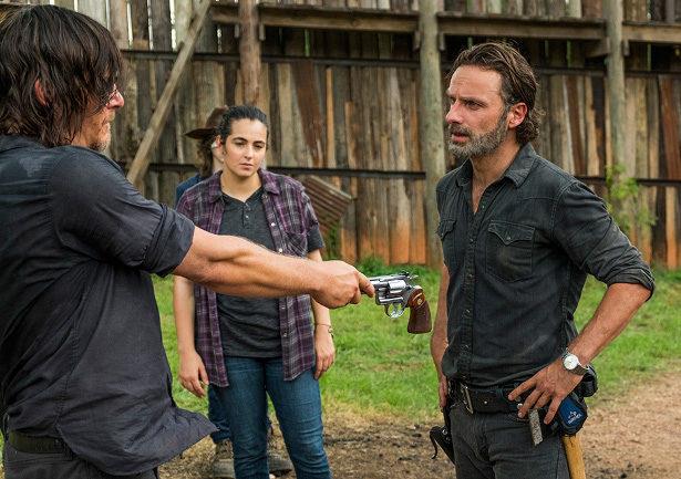 Rick, Daryl e Tara di The Walking Dead Daryl porge a Rick la sua pistola