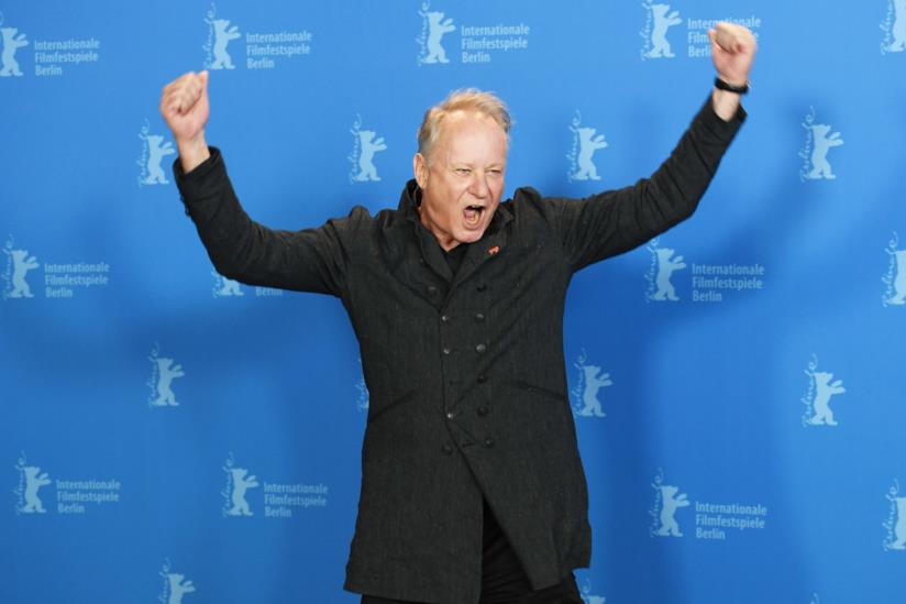 Stellan Skarsgård rassicura i fan sulla lavorazione di Dune di Denis Villeneuve Mezza figura di Stellan Skarsgård al Festival di Berlino