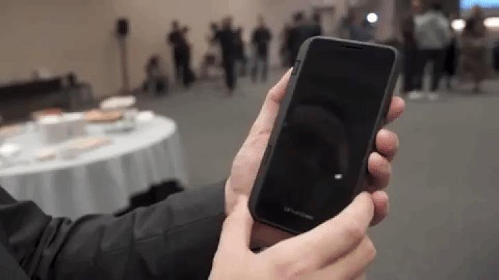 LG ha presentato una cover con schermo OLED per il nuovo V50 ThinQ La cover munita di display OLED per il nuovo LG V50 ThinQ