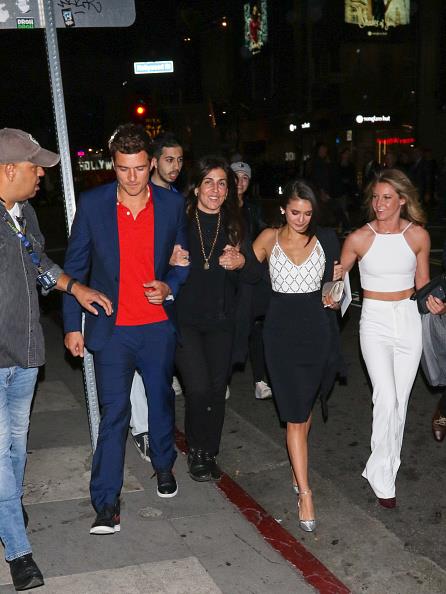 Nina Dobrev esce con Orlando Bloom? Uno scatto di Orlando Bloom e Nina Dobrev con alcuni amici