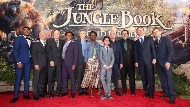 Il Libro della Giungla, le foto degli interpreti alla prima Foto di gruppo (quasi) completa per il cast de Il Libro della Giungla alla prima mondiale