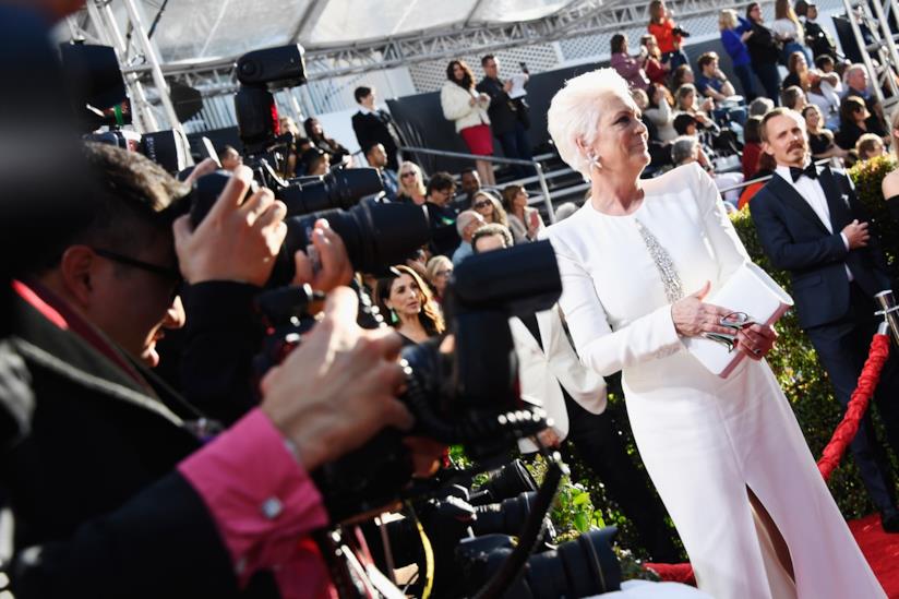 Jamie Lee Curtis non ha apprezzato la Fiji Water Girl ai Golden Globes 2019 Jamie Lee Curtis sul red carpet dei Golden Globes 2019