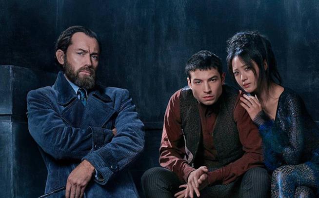 Nuovi dettagli su Animali Fantastici: I Crimini di Grindelwald Jude Law, Ezra Miller e Claudia Kim nella prima immagine di Animali Fantastici 2
