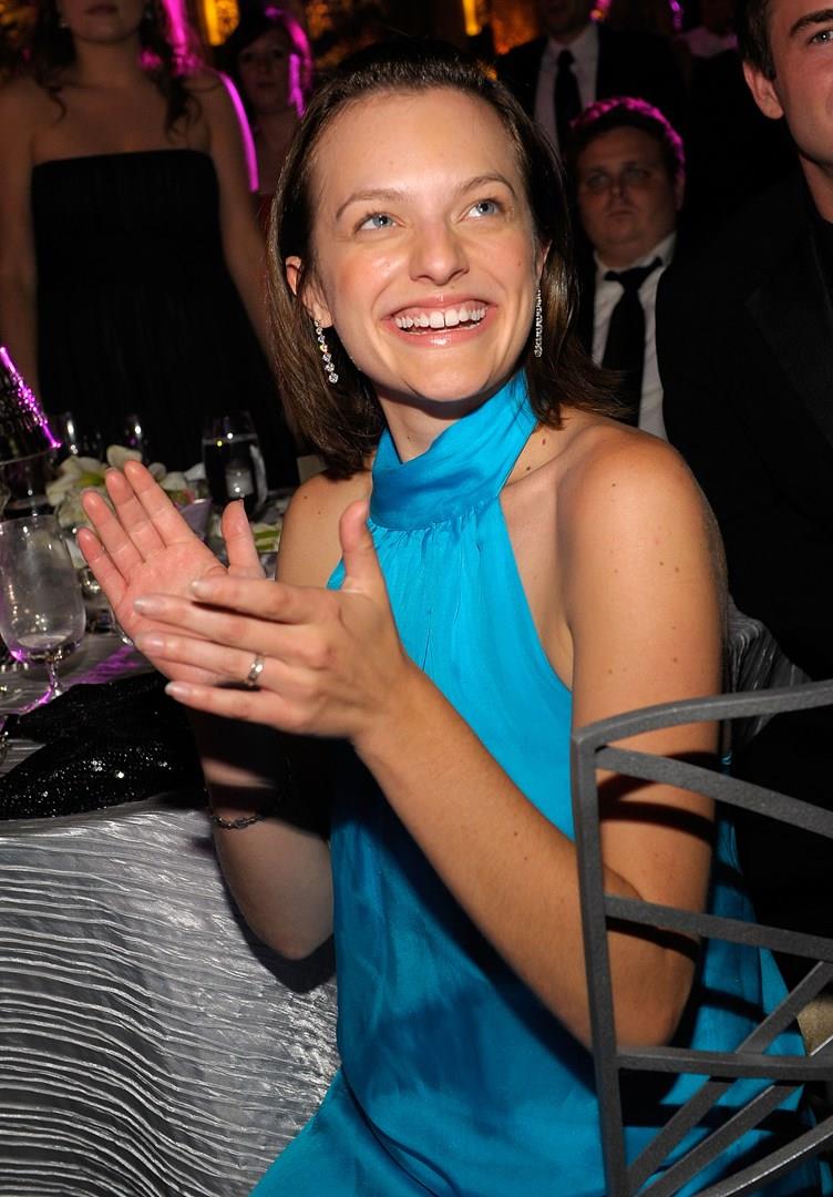Elisabeth Moss Elisabeth Moss seduta a tavola a un evento Scientology