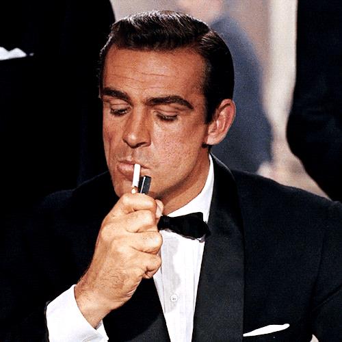 James Bond James Bond accende il sigaro