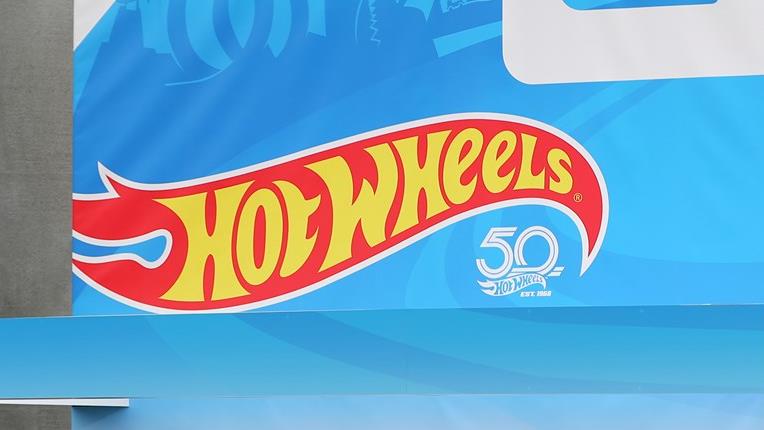 Mattel e Warner Bros. insieme per un film sulle mitiche Hot Wheels Una scatola Hot Wheels in formato gigante per contenere una vera auto, la Camaro del '67