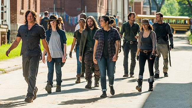 PaleyFest: anticipazioni e notizie su The Walking Dead 7 e 8 Rick, Daryl e abitanti di Alexandria e del Regno in una scena di The Walking Dead
