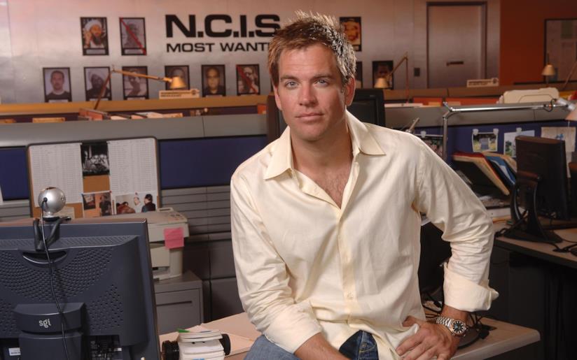 Il saluto strappalacrime di Michael Weatherly rivolto ai fan di N.C.I.S. Tony DiNozzo in posa sul set di N.C.I.S.