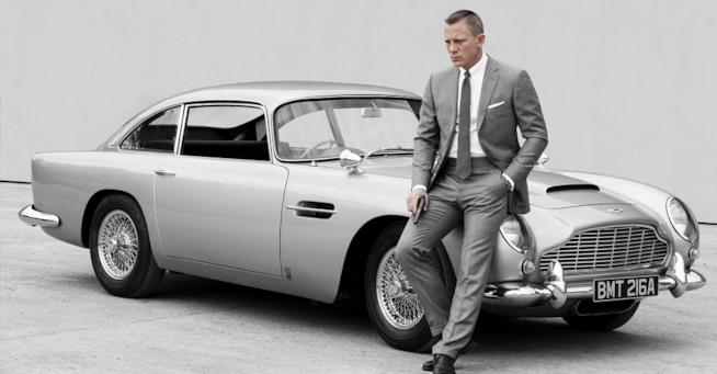 James Bond: in produzione la replica dell'Aston Martin DB5 Daniel Craig è James Bond 007, al fianco di una Aston Martin DB5
