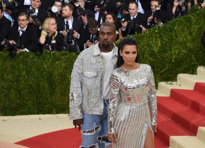 Kim Kardashian ha ricevuto un regalo speciale da Kanye West per la Festa della mamma Primo piano di Kim Kardashian e Kanye West