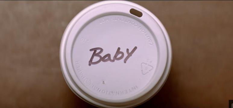Baby, protagonista di Baby Driver Il tappo col nome di Baby in Baby Driver