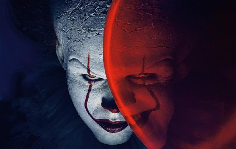Il clown protagonista di IT si è presentato in versione bambola nel giardino di una donna, che lo ha prontamente bruciato Il clown Pennywise, protagonista di IT con il suo iconico palloncino rosso