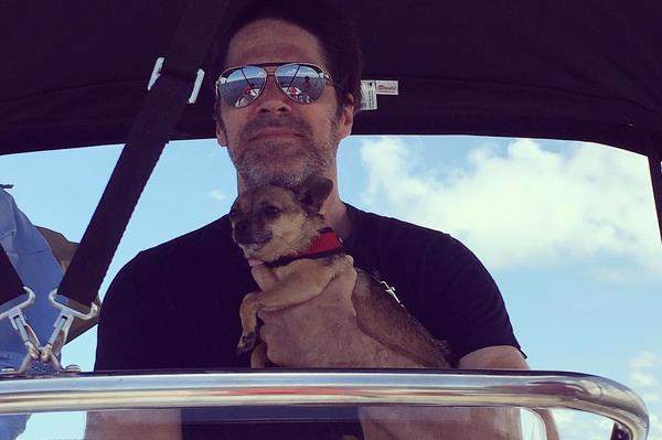 Thomas Gibson ha una passione spasmodica per gli animali. Guardate il suo profilo Instagram! Thomas Gibson con il suo cagnolino Hazel